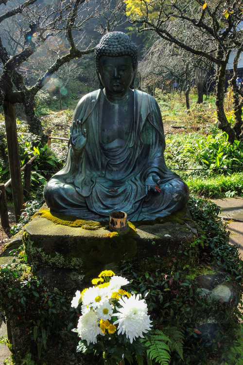 Buddha im Tempelbereich von Kamakura