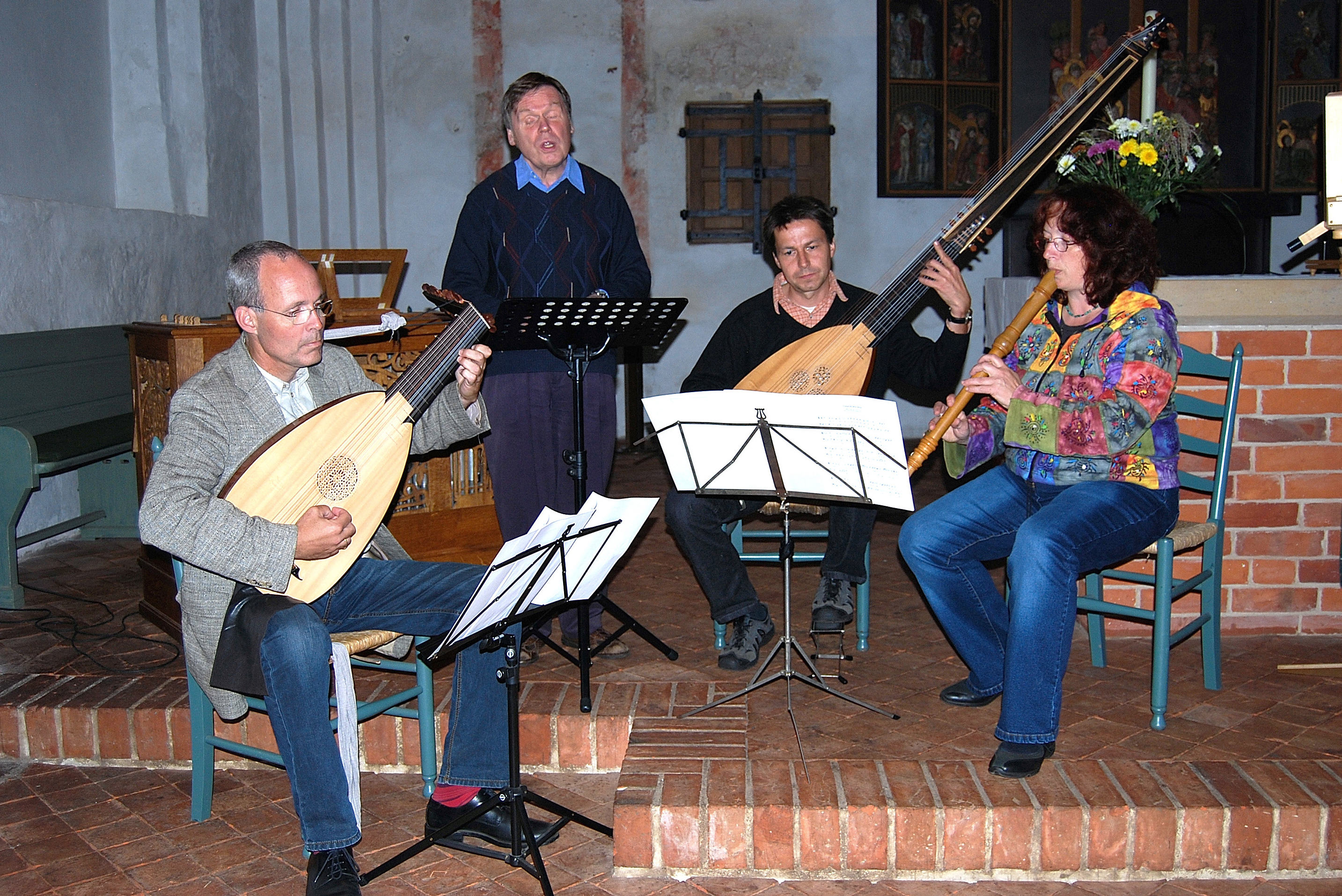 Lothar Littmann singt in einer Kirche, begleitet von drei Instrumentalisten © Manuela Wittl