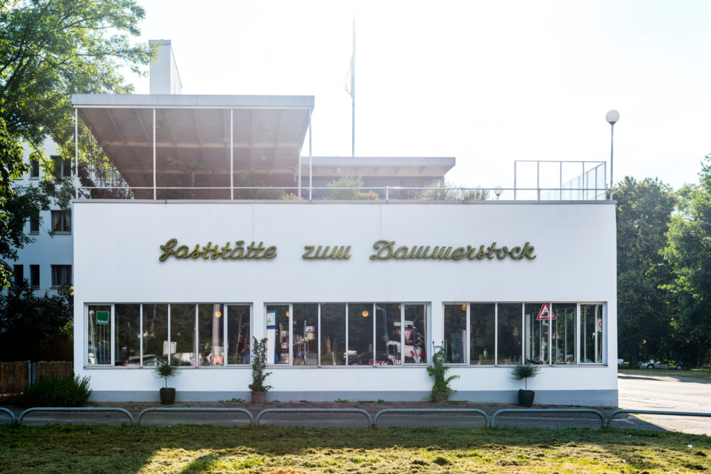 In einem 1928 von Walter Gropius entworfenen, denkmalgeschützten Gebäude in der Karlsruher Dammerstocksiedlung ist heute ein Restaurant beheimatet
