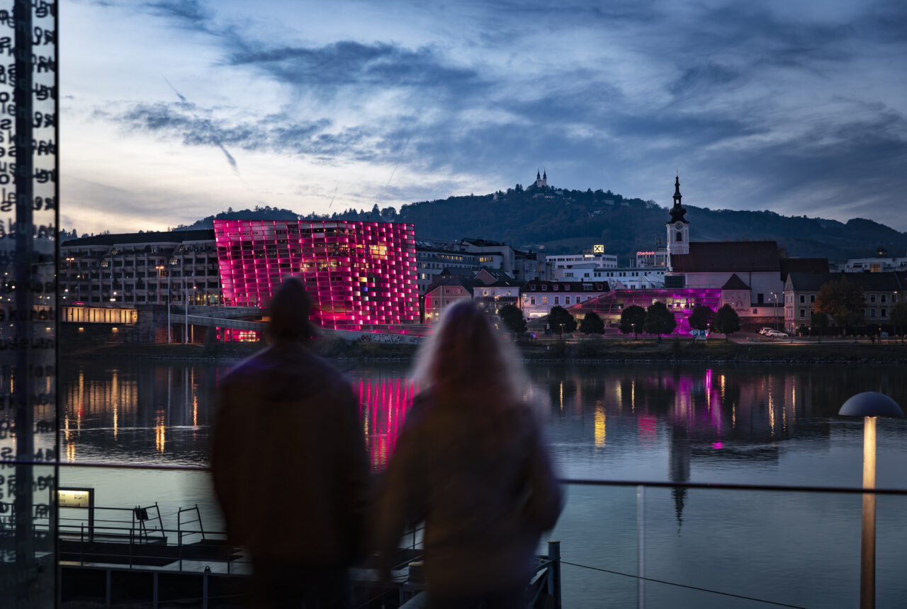 Abendstimmung in Linz mit Blick auf das Lentos Kunstmuseum und das Ars Electronica Center © Linz Tourismus/Robert Josipovic