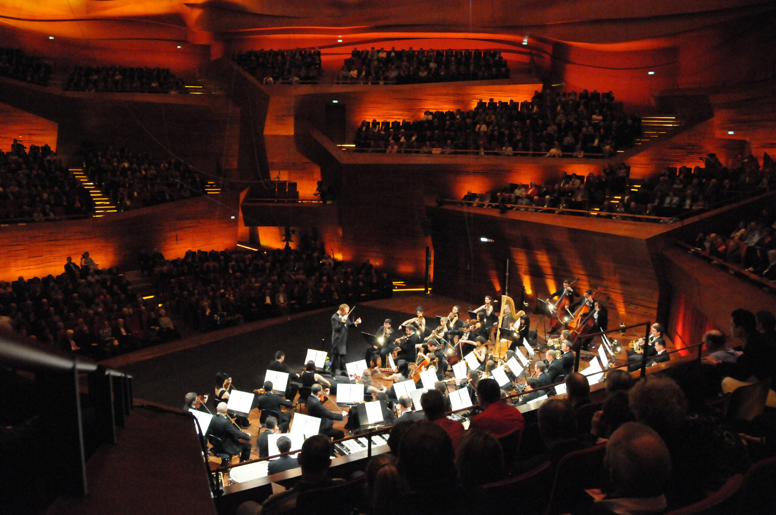 Matthias Georg Kendligner mit den K&K Philharmonikern bei einem Auftritt im Konzerthaus Kopenhagen © Josef Kendlinger