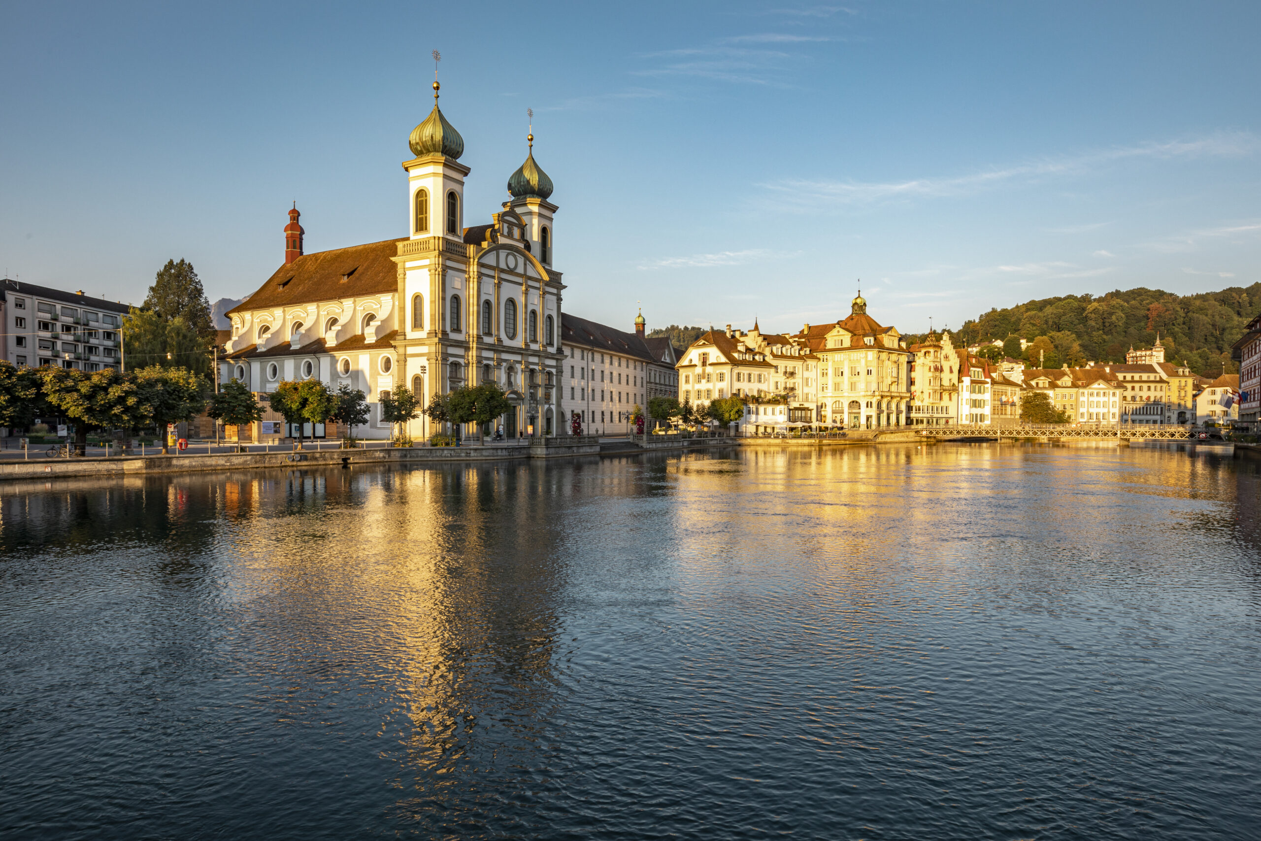 Luzerns Altstadt mit der Jesuitenkirche ist ein möglicher Startpunkt für die vielen Natur-Kultur-Touren in der Schweizer Musikstadt © Luzern Tourismus/Jan Geerk
