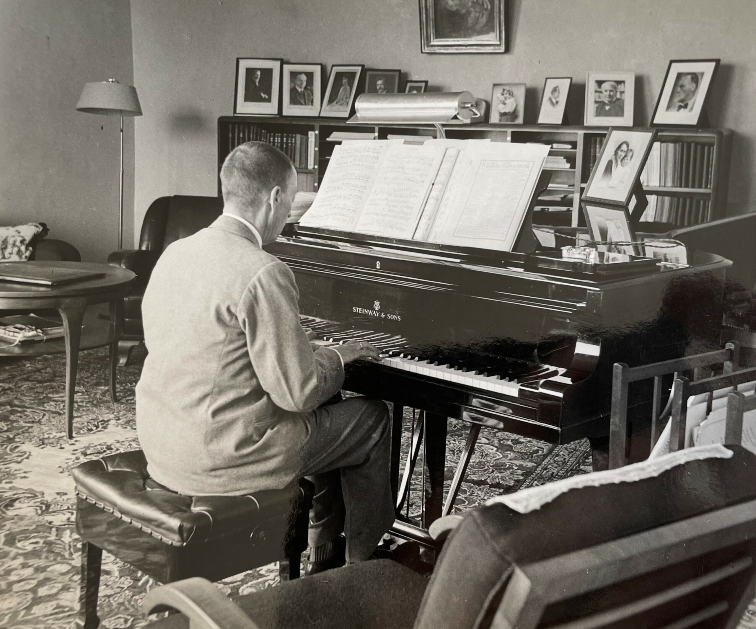 Rachmaninow an seinem Flügel in der Villa Senar, 1930er Jahre © Archiv Lucerne Festival, Luzern
