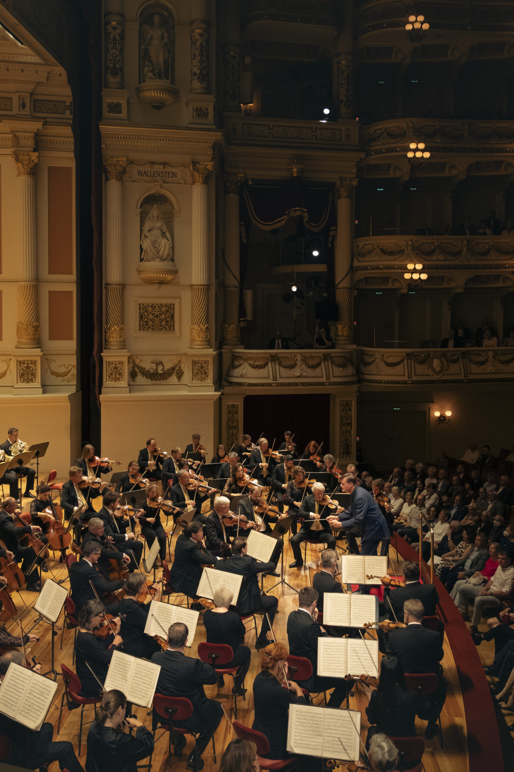 Umarmt seit 475 Jahren musikalisch die Welt: die Sächsische Staatskapelle Dresden © Markenfotografie