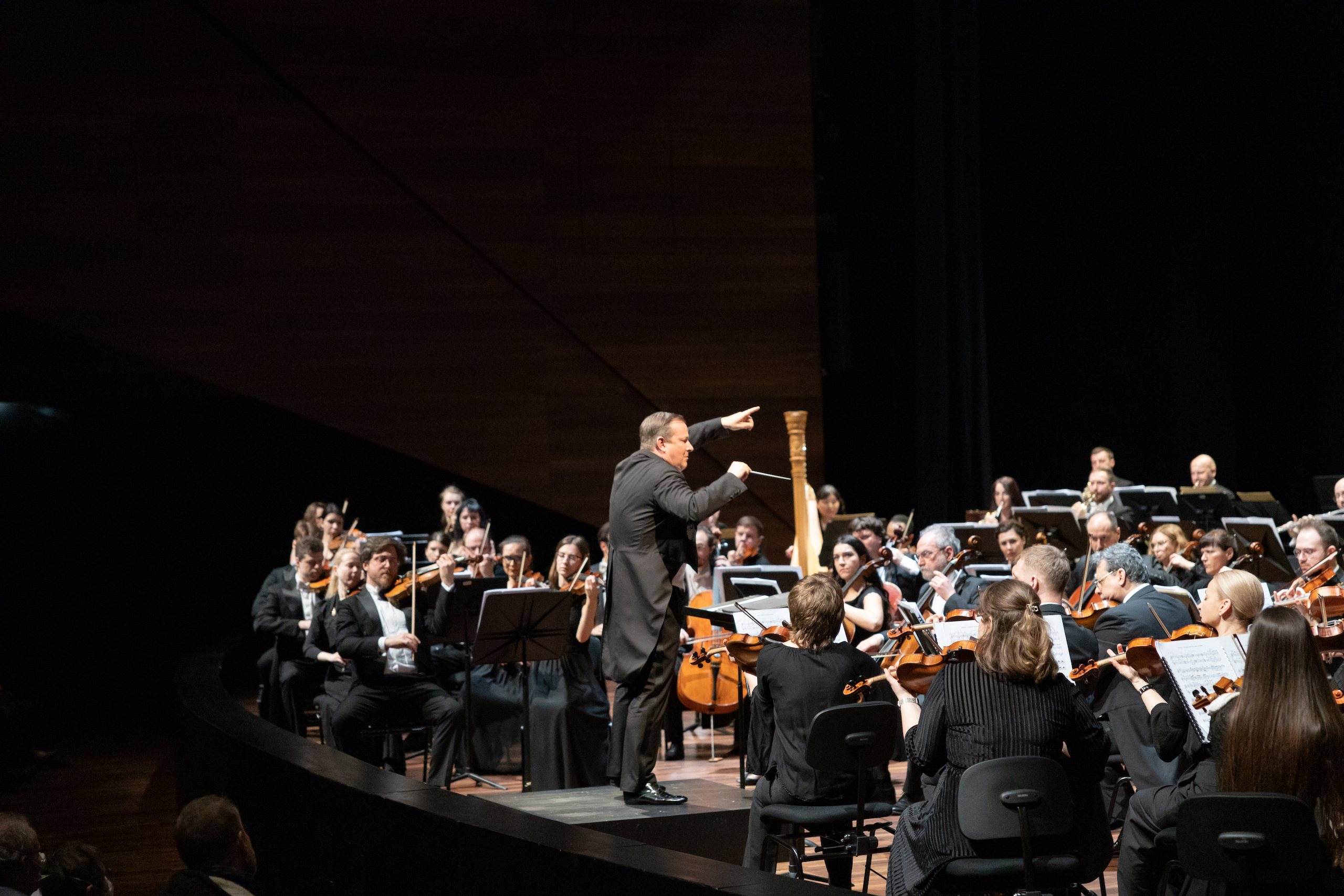 Das Orchester der Tiroler Festspiele Erl, hier mit seinem Chefdirigenten Erik Nielsen © David Assinger