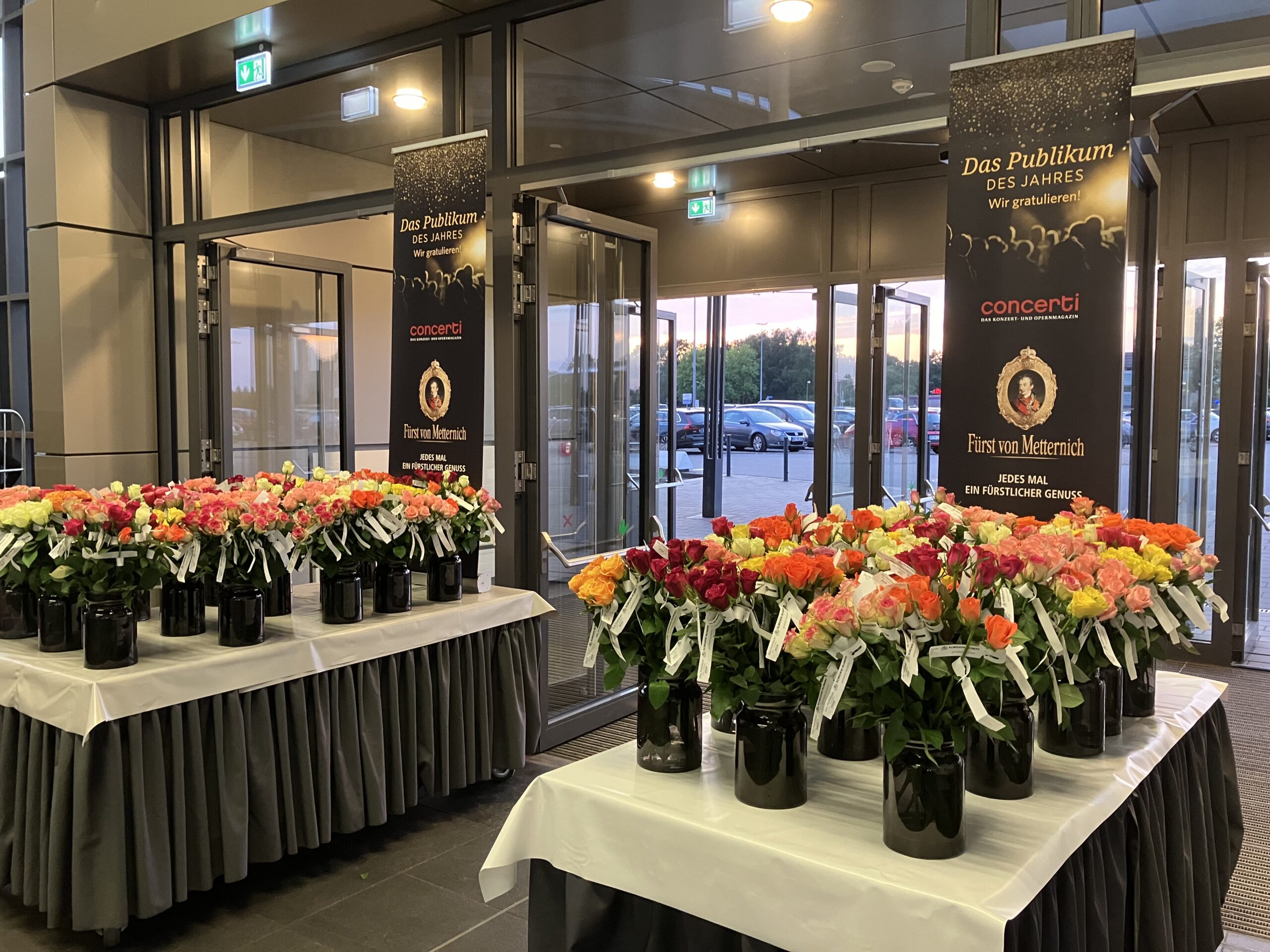 Für die Preisverliehung zum „Publikum des Jahres“ an dasjenige des Schleswig-Holstein Musik Festivals spendete Rosen Kordes Hunderte edle Rosen © Felix Husmann