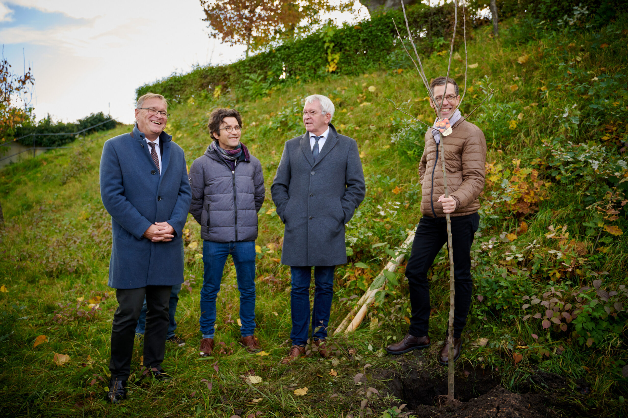 2023 haben die Bamberger Symphoniker, hier vertreten durch Chefdirigent Jakub Hrůša (2. v. l.) und Intendant Marcus Rudolf Axt (r.), die Pflege einer Streubostwiese in Bamberg übernommen © Sonja Seufferth