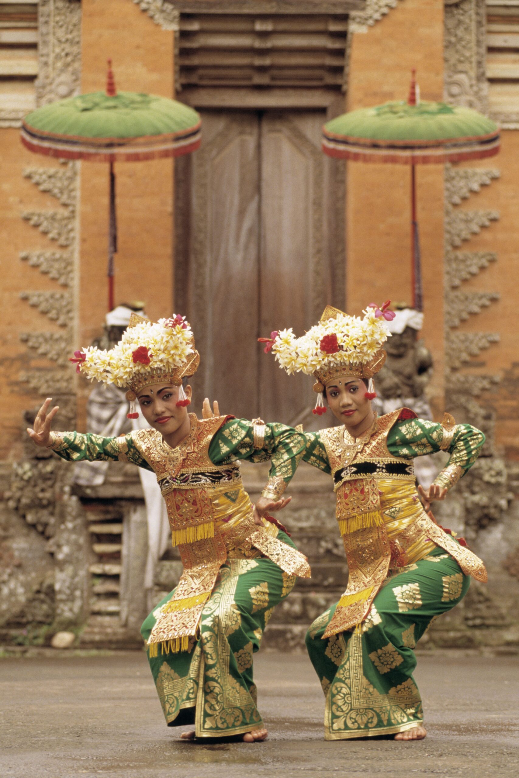 Zwei Tänzerinnen in Ubud auf Bali führen den Legong-Tanz auf © Getty Images