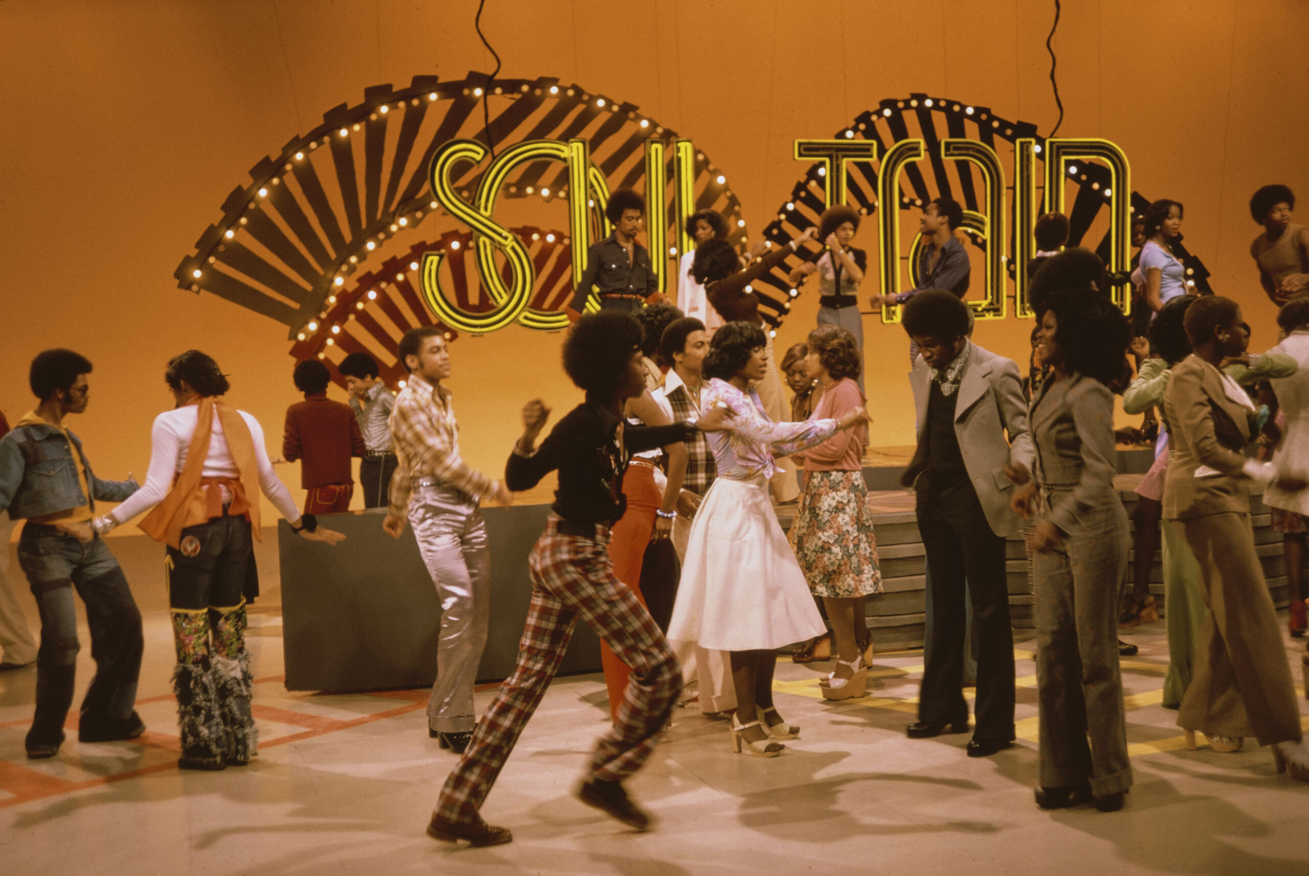 Tanzende während der Soul Train Line Show, USA, April 1975 © Foto Michael Ochs Archives/Getty Images