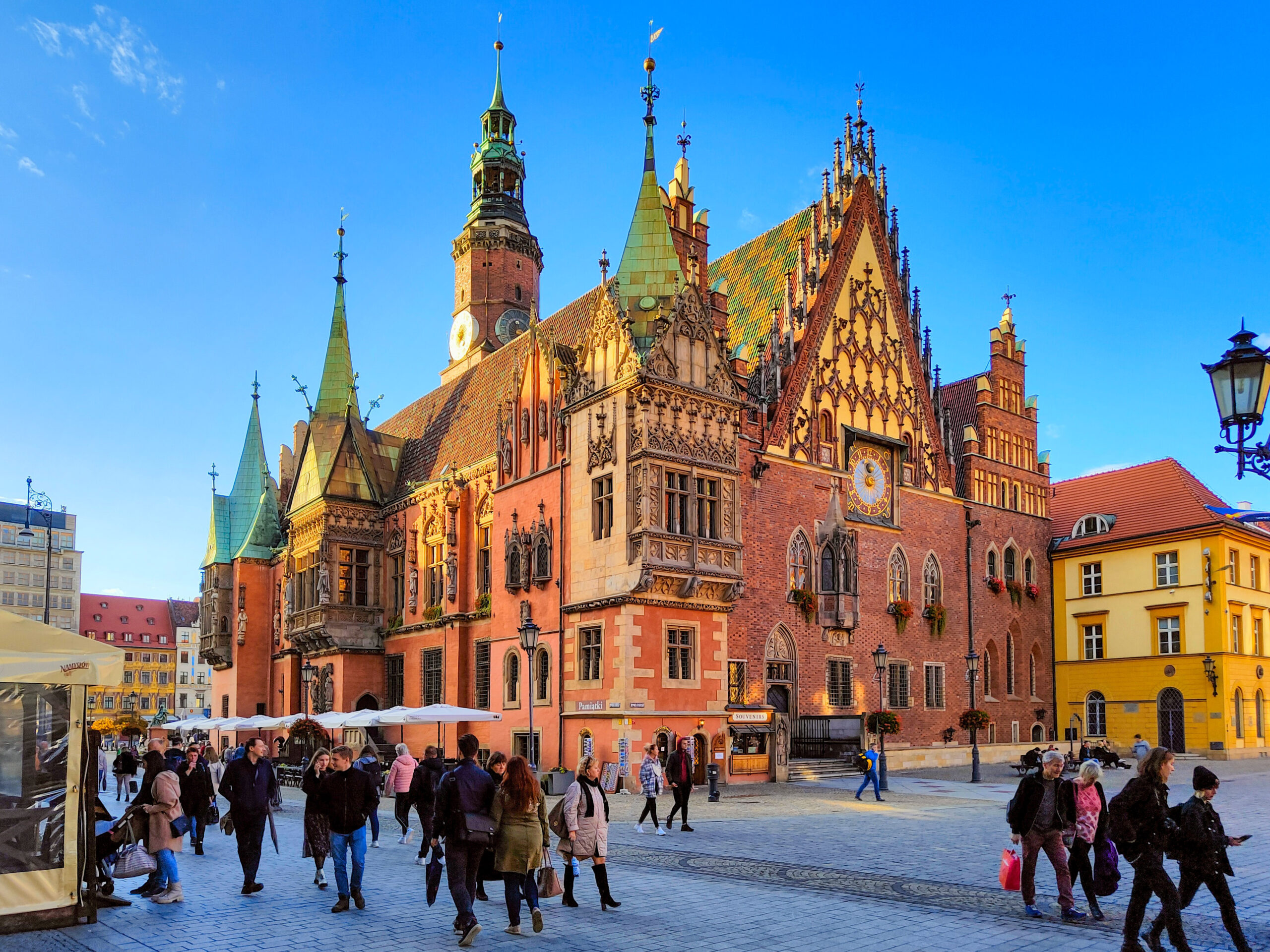 Nur eines der unzähligen sehenswerten Backsteingebäude Breslaus: das Rathaus © Szczecinolog/Wikimedia Commons