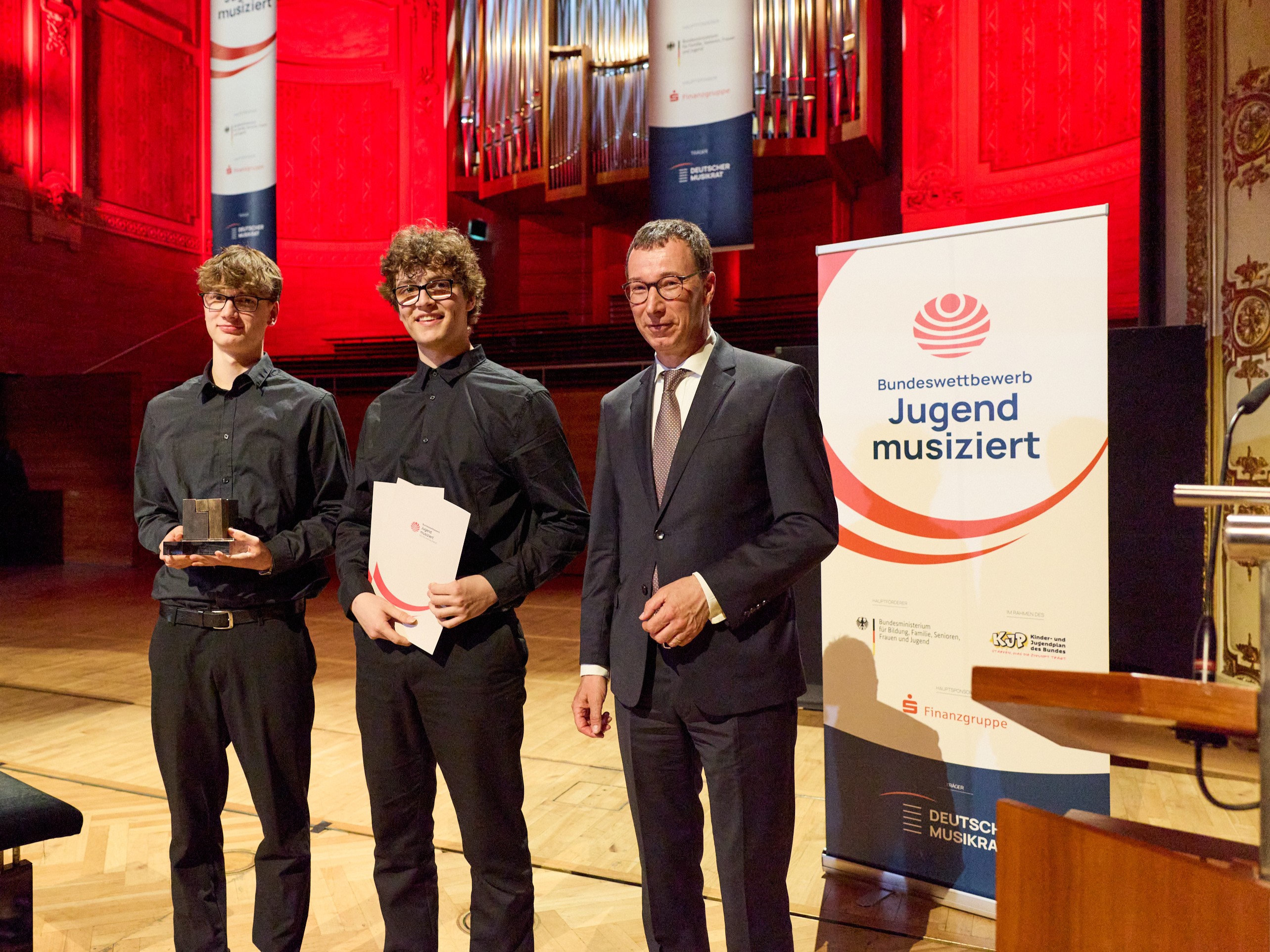 Axel Jütz überreicht Kilian Thomas Pommée und Valentin Leonhard Pommée den Sparkassen-Sonderpreis © Oliver Borchert/ DMR