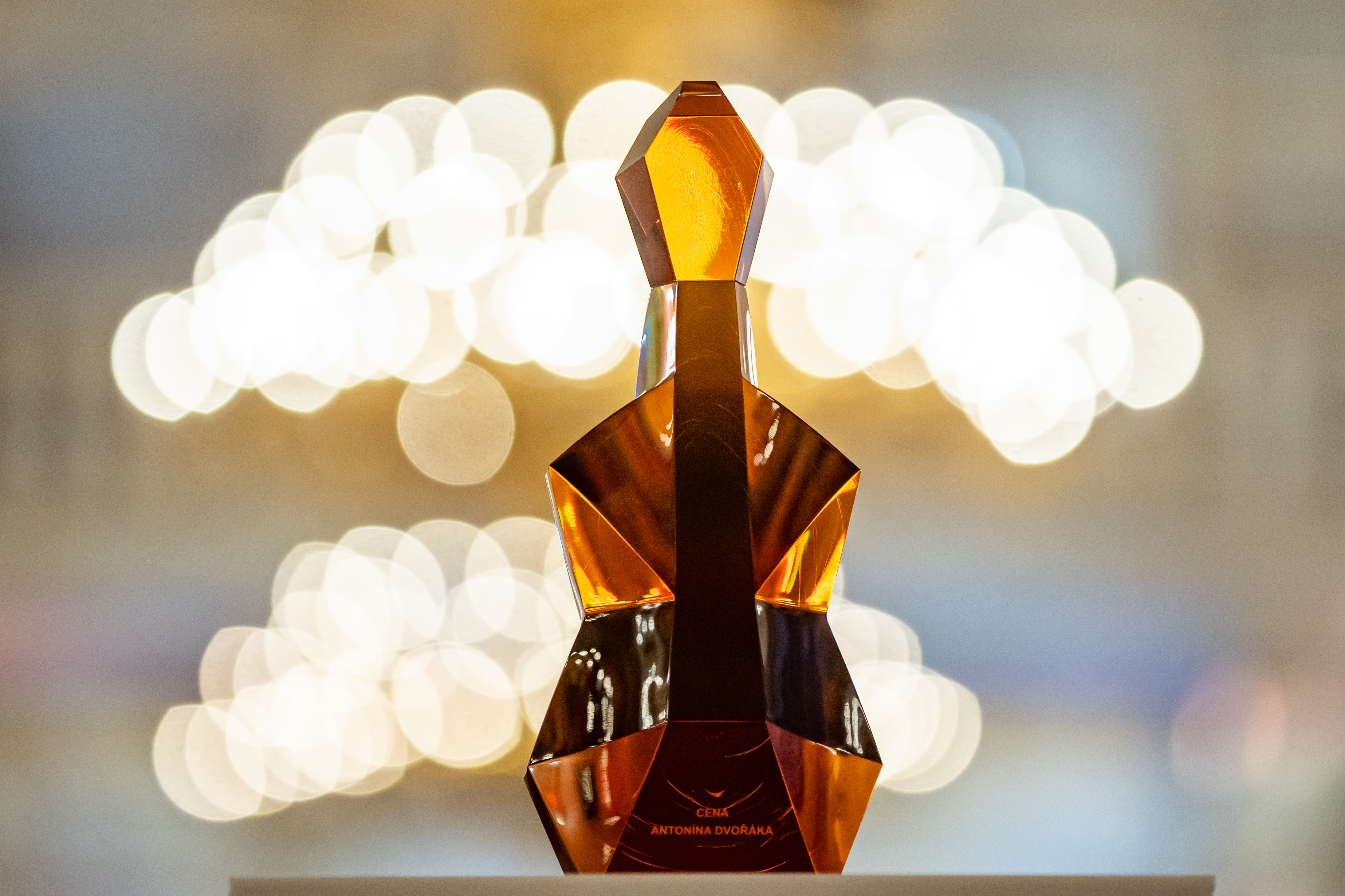 Elegante Trophäe: die von Architekt Jiří Pelcl entworfene und von der Karlsbader Manufaktur Moser hergestellte Glasskulptur eines Violoncellos © Antonín Dvořák Award