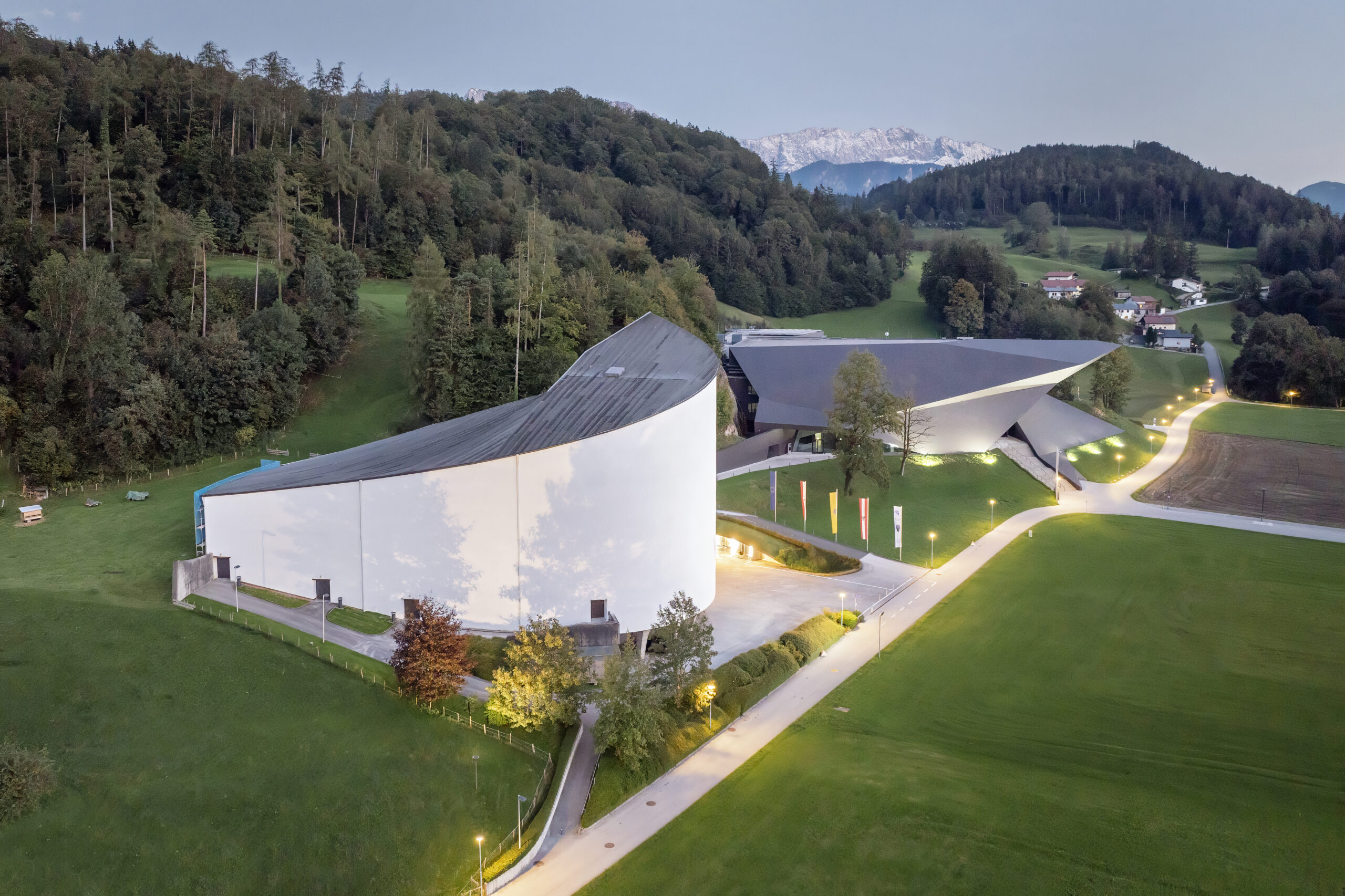 Neben dem weißen Passionsspielhaus wirkt die markante, schwarz gestaltete Fassade des Festspielhauses Erl zugleich mutig und zurückhaltend © Alex Gretter