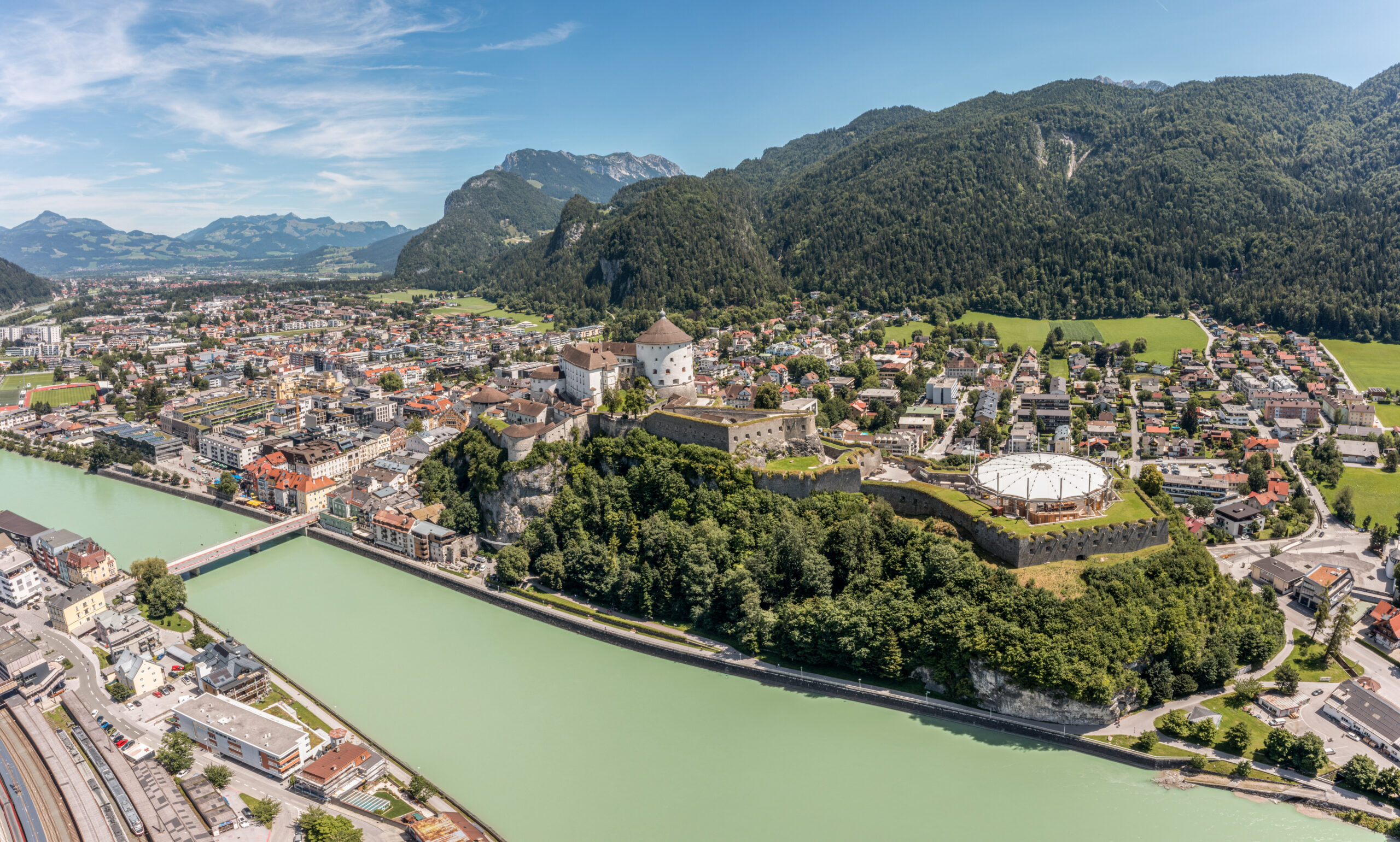 Traumhafte Aussichten auf den Inn, das Kaisergebirge und Kufstein mit seiner imposanten Festung © TVB Kufsteinerland/Dominik Zwerger