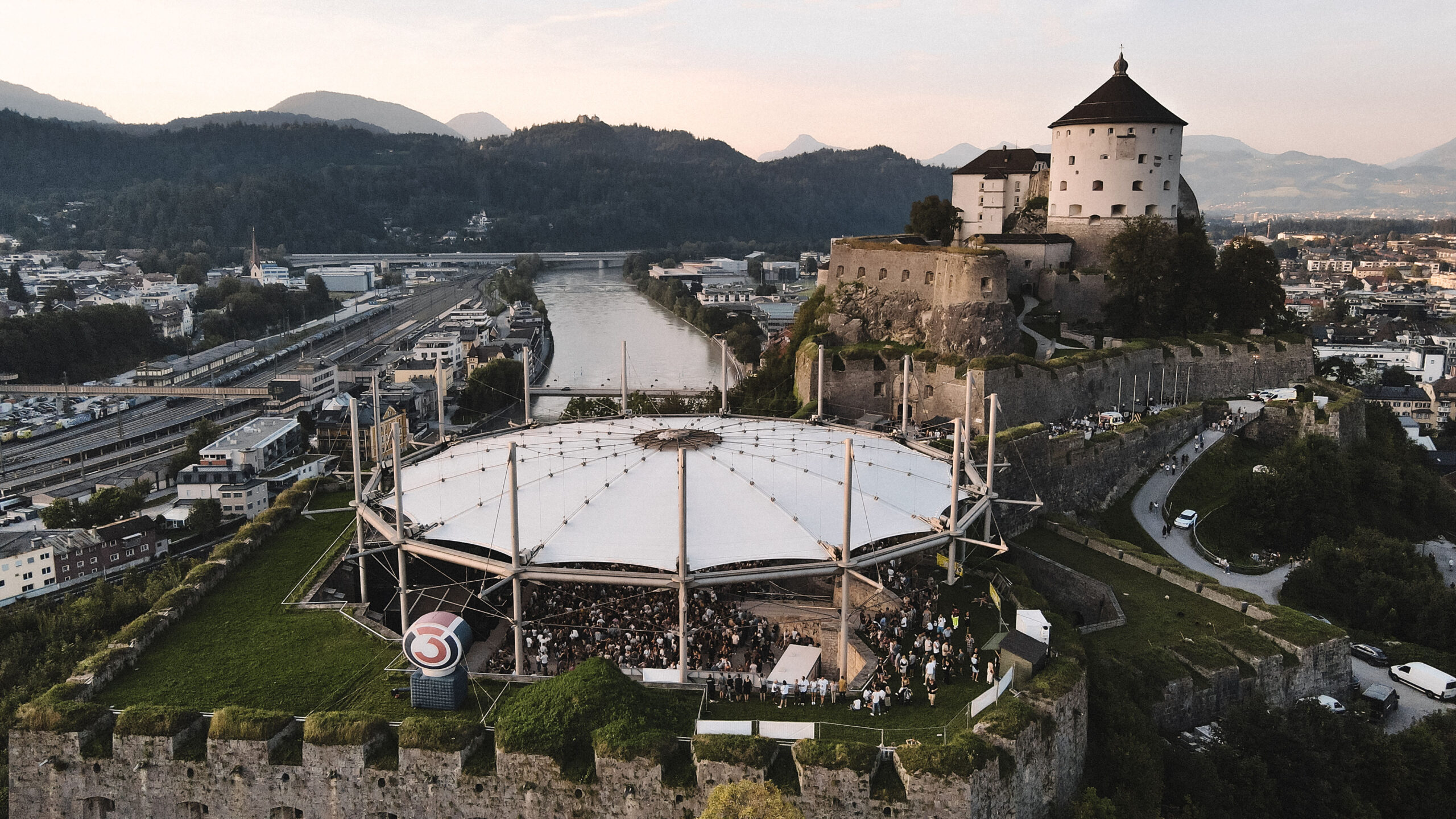 In diesem Jahr steht „Saturday Night Fever“ auf dem Programm des Musicalsommers in der Festungsarena Kufstein © Festung Kuftstein GmbH