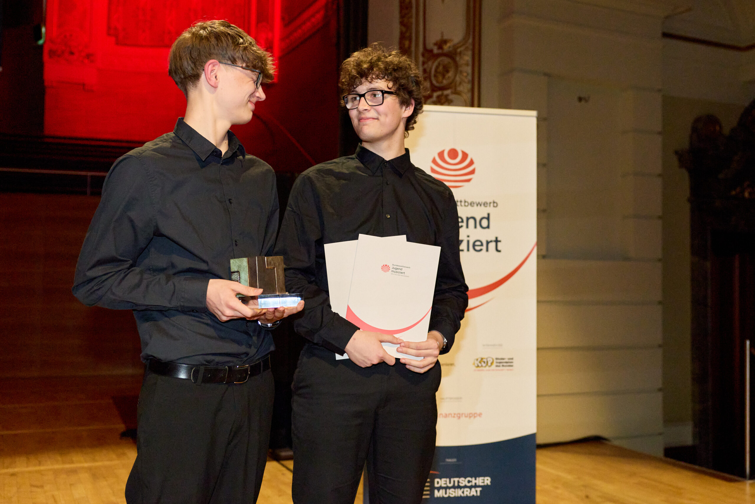 Die Geschwister Valentin Leonhard und Kilian Thomas Pommée gewannen in Wuppertal als Gitarrenduo den Preis für das beste Familienensemble © Oliver Borchert